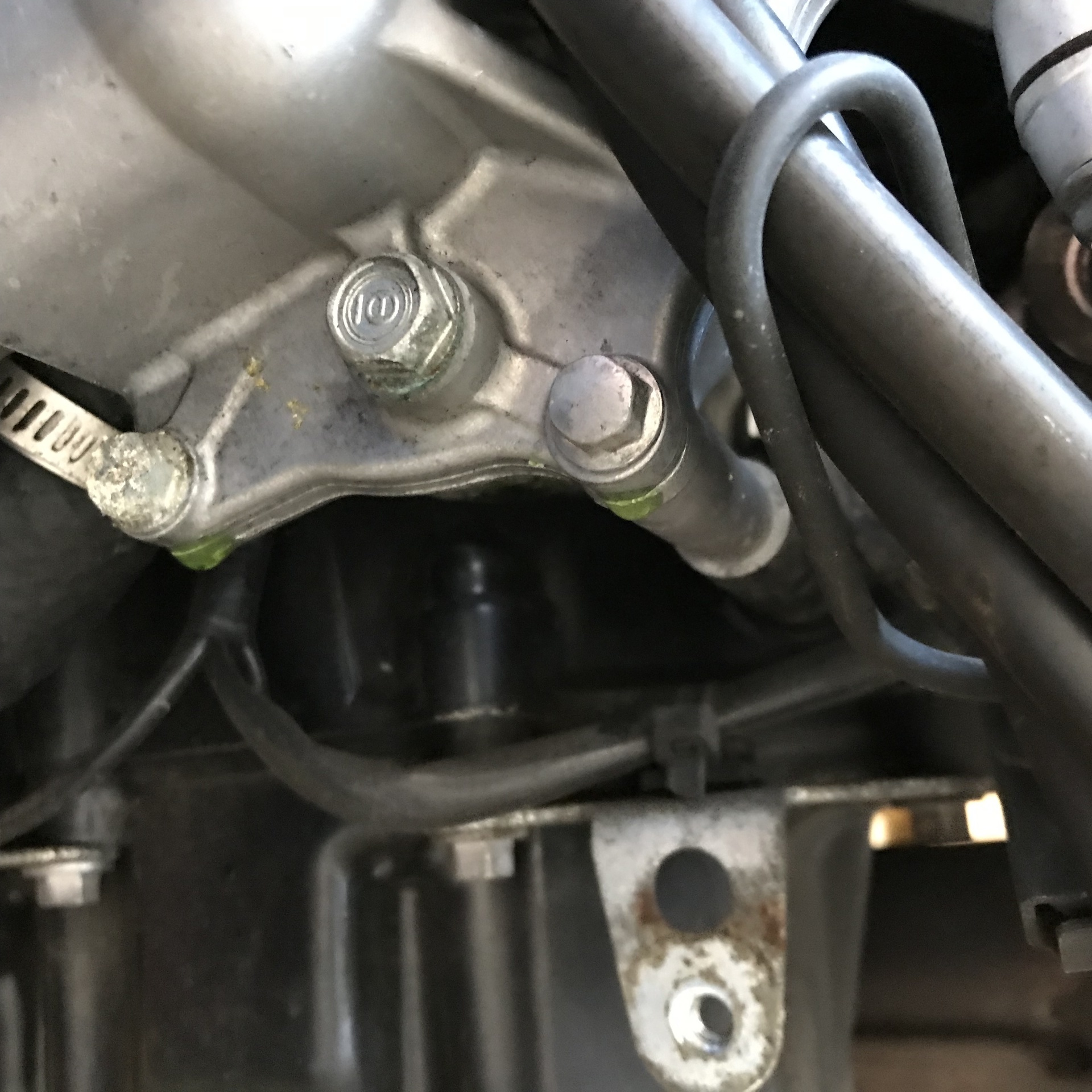 2019.5.23（木） Kawasaki ZX14R ウォータポンプ合わせ面から滲んで ...